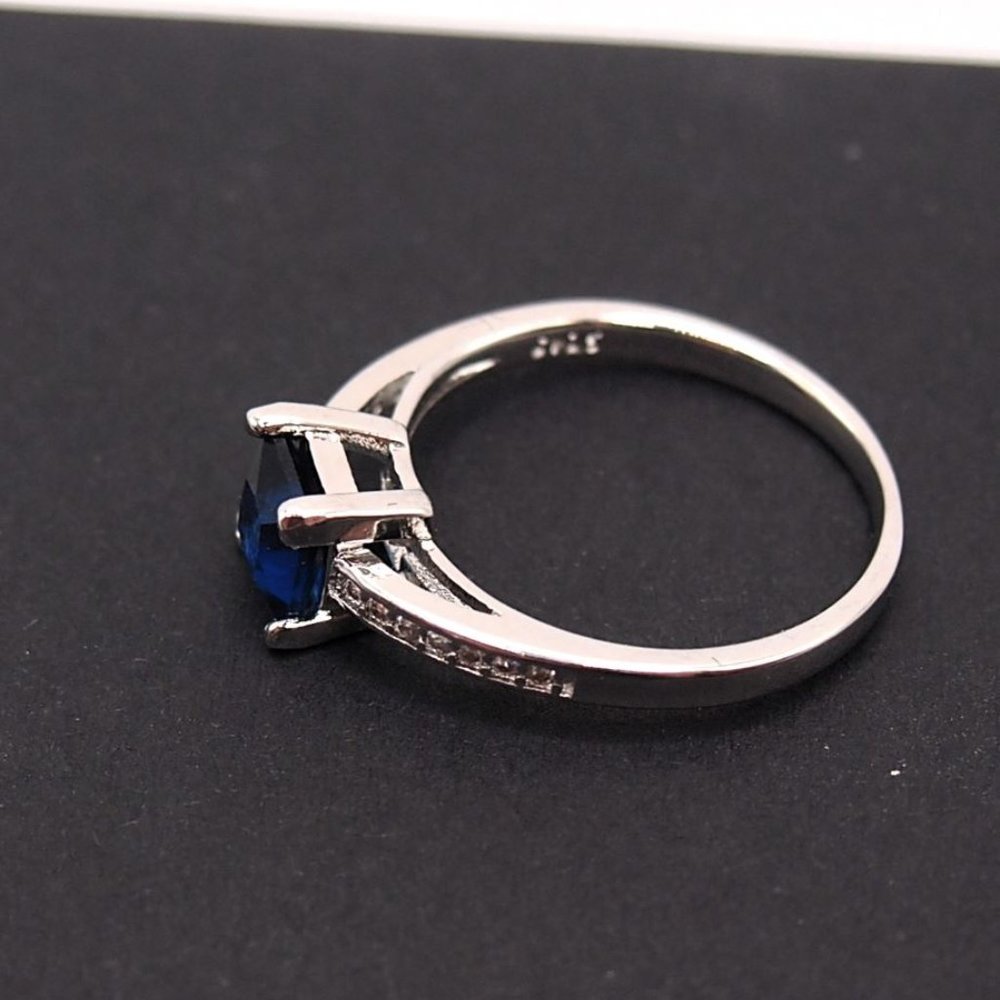 Brilliant Ladies Sapphire Blue Princess Cut 1.00ctw Ring - Picture 8 of 10